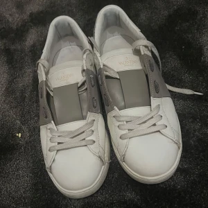 Valentino Open - Säljer dessa tvärfeta valentino opens i vit och grå färg! Dem har använts ett par gånger och tecken på användning finns, men dem har tagits hyfsat bra hand om.  Skick: 7,5/10 har gått av vid hälen.  Säljer dessa eftersom dem inte passar längre. Skriv vid frågor och bilder!