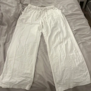 Vita linnebyxor  - Ett par vita linnebyxor med snören i storleken S och sitter bra på mig som är 155. Byxorna är i bra sick och har inga fläckar eller hål m.m