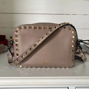 Valentino väska - Säljer min super fina Valentino väska i en jättefin rosa beige färg som passar till allt! Super fint skick. Köpt på 24s. Nypris ca 14000 kr. Hör av dig om du vill ha fler bilder eller annan info! Pris kan diskuteras. Är öppen för byten beroende på vad det är