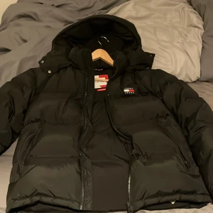 Tommy hilfiger jacka - Gott skick föeutom ett litet hål vid vänster längst ner bak på ryggen då den kom hem så efter jag beställt förra vintern. Nypris 3000