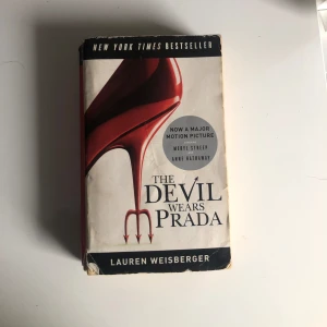 The Devil Wears Prada - The Devil Wears Prada  Jättepopulär bok (som blivit en jättepopulär film!) av Lauren Weisberger👠👛👜💄