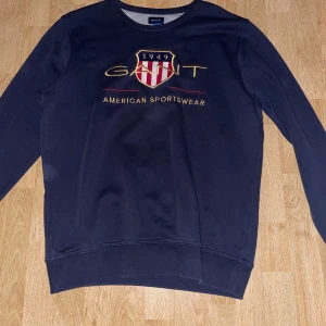 Gant tjocktröja - Riktig grisch och laidback mörkblå gant tjocktröja. Köpt på NK för ca 1000 Kom med bud och prisförslag😎