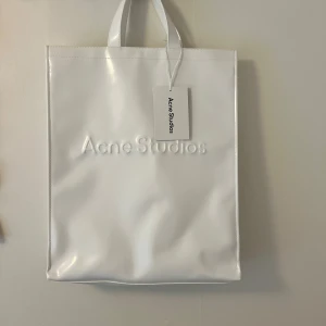 Acne studios tote bag  - Brand new with tags, an unwanted gift so grab a bargin!! RRP 6000sek Take a slice of Acne Studios signature Scandi-aesthetic on-the-go with this logo shopper tote bag. 95% Cotton, 5% Acrylic • 2 Carry Handles • H45cm x W38.5cm x D9cm