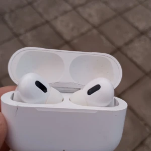 Air-pods pro 2 - STEAL!!! Helt nya hörlurar, riktigt fina med ljudreducering och smälter in. Nypris: 2,3-2,700:-. Mitt pris 699kr. Snabb leverans.