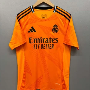 Real Madrid 24/25 away kit - Real Madrids orangea bortatröja, den är unik och fin och påminner om Madrids gamla oranga tröja