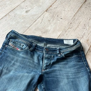 Ascoola lågmidjade dieseljeans - Skitsnygga Lågmidjade jeans från Diesel i modellen ”Lowky”. Storlek W29 L32 (ca storlek s), förstora för mig med xs. Jeansen är i toppskick, endast en liten fläck på benet som är väldigt svår att se (sista bilden). Skriv för fler bilder/frågor🩷