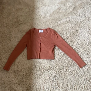 Croppad kofta - Tunn kort kofta från Zara, i rosa. Säljer då den är för liten💗