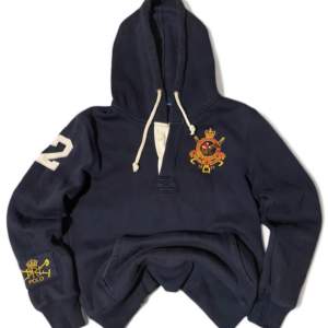 En snygg Ralph lauren hoodie i storlek Medium. Nästan nyskick. Snygga broderade detaljer. Skriv i DM om intresserad eller har frågor. Kan även skicka fler bilder. Pris kan diskuteras 