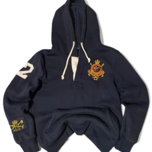 Ralph lauren hoodie - En snygg Ralph lauren hoodie i storlek Medium. Nästan nyskick. Snygga broderade detaljer. Skriv i DM om intresserad eller har frågor. Kan även skicka fler bilder. Pris kan diskuteras 