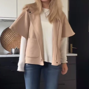 Poncho - Säljer denna superfina jackan/poncho då den inte kommer till användning. Är i barnstolen storlek 164 men passar som en S. Om man stryker ärmarna så står de lite mer ut. Tryck gärna på köp nu🩷