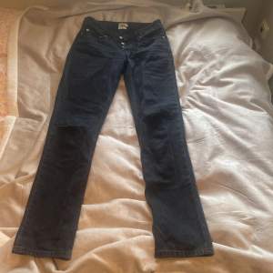 Ett par skit snygga straight jeans ifrån lager157 men tyvärr har de blivit försmå för mig i midjan och därför inga bilder på jätte bra skick där de bara är använda ett par gånger💕 original pris 400 