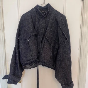 Zara jacka  - En oversized jacka från Zara tillsammans med fina detaljer. Använd ett fåtal gånger. 