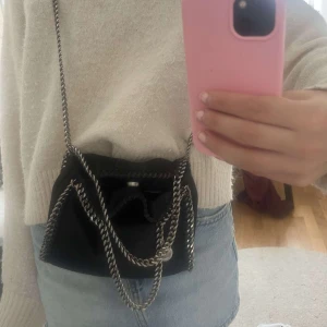 Stella McCartney  - Stella McCartney liknande väska. Kedjan är lite rostig annars super fin! Skriv för fler frågor eller prisförslag !!❤️
