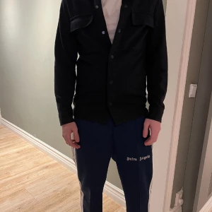 Overshirt - Hej, jag vill nu sälja min over shirt som är i fantastiskt skick. 