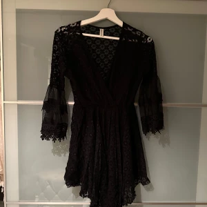 Strandklänning - Klänning i nyskick i storlek S. Har shorts under klänningen vilket är perfekt. Vanlig klänning som kan användas som strandklänning! Säljer likdan i vitt!🤍