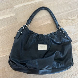 Fin handväska  - Säljer denna handväskan som jag köpte på en loppis. Vet inte märket men det står ”Nicole” på den. 💗💗