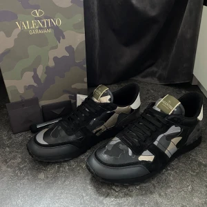Valentino Rockrunners - Säljer nu dessa riktigt feta Valentino Garavani Rockrunners! || nästan aldrig använda || skick 9/10 || allt og medföljer förutom dustbag || hör av dig vid frågor eller funderingar! || mvh ||