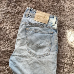 Jacob Cohën Jeans. Style 688 - Säljer dessa feta byxorna från det exklusiva märket Jacob Cohen, handgjorda i Italien. Modellen är 688 comfort, storlek 32. Kontakta mig för flera bilder eller om du har vilken fråga som helst! Nypris ligger på runt 5000kr