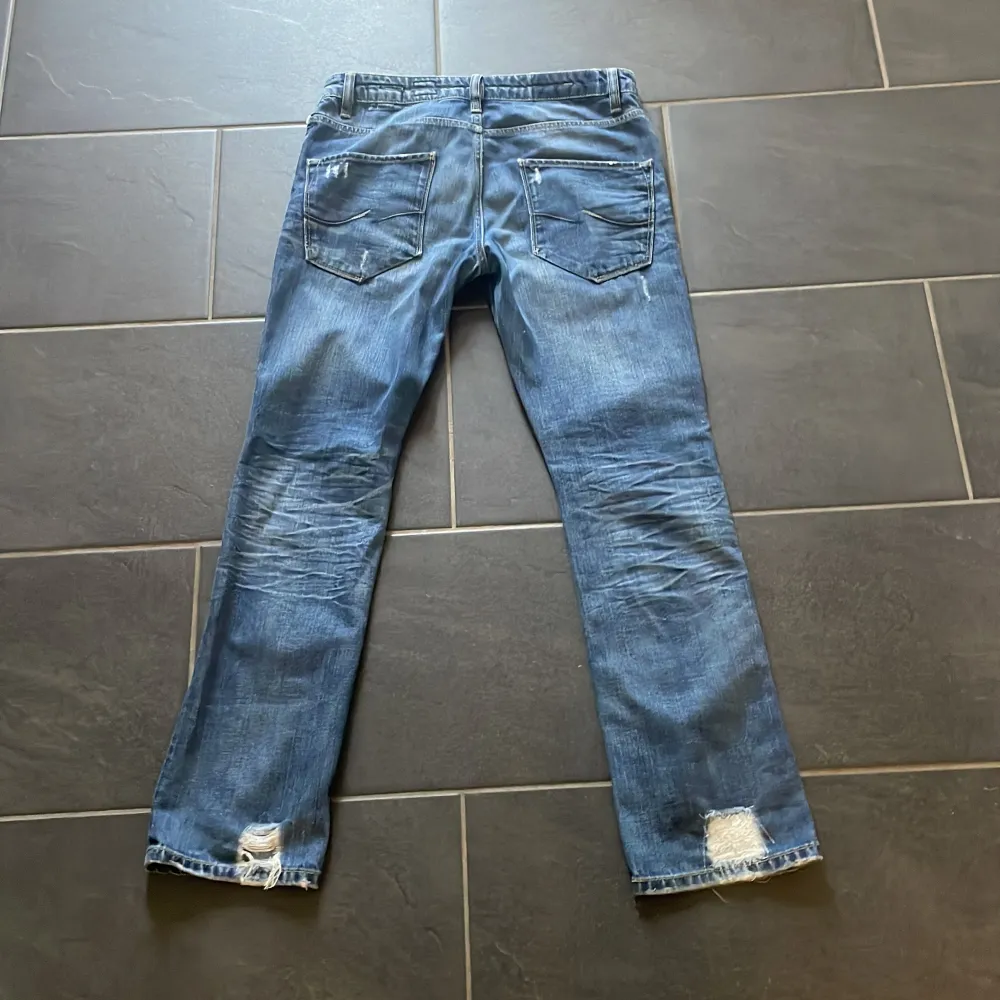 Säljer ett par blå ifrån Jack and Jones .Dem är riktigt snygga och sällsynta. Pris går att diskutera . Jeans & Byxor.