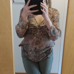 Vintage blus - Vintage Bohemian / boohoo blus. Mycket nätt och lätt material.  Jag är 154 cm lång och bär stl. S Kan mötas upp i Lund och Malmö