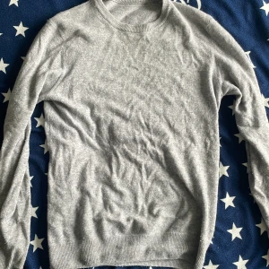 No-brand Kashmir tröja - En  Nice 100% Kashmir tröja utan märke lite knopprig men annars bra skick