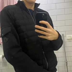 Svart jacka från Moncler - Säljer en snygg svart jacka från Moncler. Märket Moncler syns tydligt på ärmen. Passar perfekt för dig som vill ha en stadig höst/vår jacka. Köpte den för 1 månad sen på Plick men den va för stor, knappt använd. Kom med bud😁