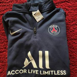 Psg dri-fit i storlek 158-170 Den är lite nopprig av sig.