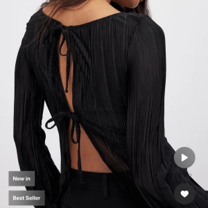 Nakd tröja  - Snygg nakd tröja i storlek M, men passar mig som är Xs/S också💕  Använd ental gånger så helt som ny, ordinarie pris 399.