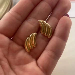 Guldiga örhängen  - Galet snygga och classy örhängen. Aldrig använda