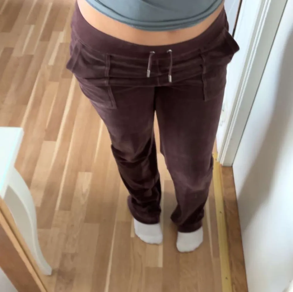 Juicy couture del ray pant storlek M köpta för 1200 använda Max 3 gånger perfekt skick. Säljer för tycker ej om juicy byxor på mig. Pris kan diskuteras . Jeans & Byxor.