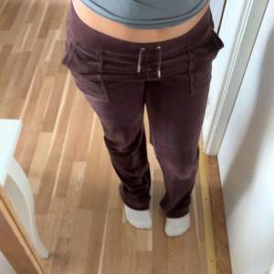 Juicy couture del ray pant storlek M köpta för 1200 använda Max 3 gånger perfekt skick. Säljer för tycker ej om juicy byxor på mig. Pris kan diskuteras 