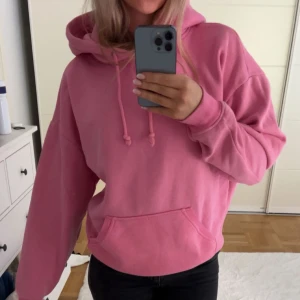rosa bikbok hoodie - rosa hoodie i stl xs men passar även s och m  knappt använd  nypris 400kr