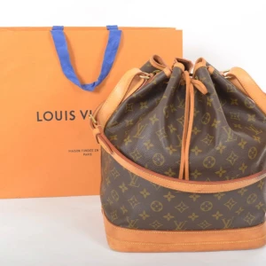 Louis Vuitton Noe - Supertrendig Louis Vuitton Noé väska i jättebra skick! Väldigt rymlig och man får plats med t.ex MacBook. Den har självklart serienummer och äkthetsbevis fås med vid köp! Skriv för fler bilder eller frågor💕
