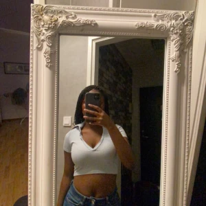 Crop top - Crop top med v-ringning och krage. Toppen är i storlek xs. 