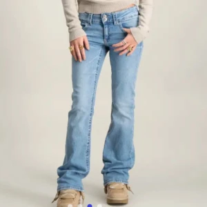 Ginas populära jeans! - Supersnygga använda 1 gång så inga defekter🥰  helt slutsålda!! färg ljusblå och de är dom med vanliga fickor inte triangel fickor