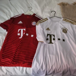 Två Bayern München tröjor - Hej Jag säljer nu mina autentiska Bayern München tröjor Ny pris på detta tröjor är 3400 Jag säljer pga att jag inte längre vill ha den Hoppas att ni har intresse för dem pris kan diskuteras.En tröja kostar 300 så 600 tillsammans.  Mvh Tintin 