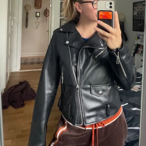 Skinnjacka  - Säljer nu min skinnjacka från ZARA. Jätte fint skick och knappt använd. 