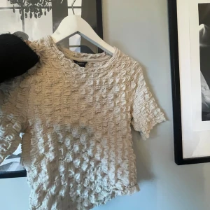 beige topp - en snygg unik topp ifrån Lindex. passar perfekt både till fest och till vardags. 💕💕🙏🏼