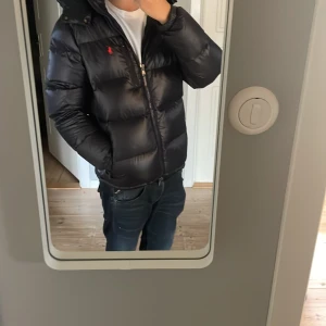 Ralp lauren pufferjacket - Säljer nu min riktigt feta Ralph lauren jacka. Har bara haft den en vinter så skicket är ungefär 8-9/10 då den inte har några defekter eller slitningar. Köpt för 6000kr men säljer den för 4799kr då priset kan diskuteras vid snabb affär!!