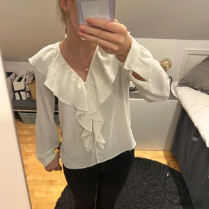 Blus  - Säljer min jättefina vita blus från only då den inte kommer till användning💕 jättefint skick