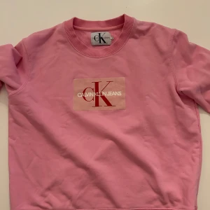 Calvin Klein - Calvin Klein tröja använd några gånger, en liten fläck därav priset. :)