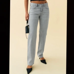 Grå jeans - Säljer ett par snygga grå jeans i straight modell. De är perfekta för en casual look och passar till det mesta. Jeansen har en klassisk design med fem fickor och knappgylf. Perfekta för både vardag och fest!