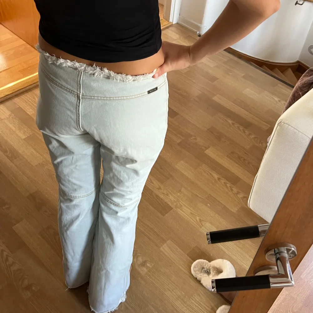 Jättecoola jeans i en ljusblå färg, jag är 173!! De är väldigt ordentligt jeans material så de känns dyra💙💙 köpta för 1300 i milano!. Jeans & Byxor.