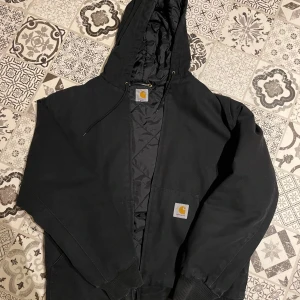 Carhartt - Hej! Säljer en riktigt najs Carhartt aktive jacka. Perfekt nu till hösten och vintern!Finns i Stockholm och kan skickas! 