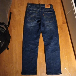Levi's jeans - Tja, jag säljer mina levis jeans då de är för små. De är i perfekt skick och är som raka jeans när de är på. Nypris kring 1100. Hör gärna av er vid funderingar.