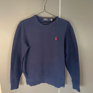 Polo crewneck - säljer min polo crewneck för att den är för liten. pris kan diskuteras. tar också byten. skicka ett meddelande om du har några frågor.