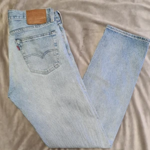 Levi's 501 W31 L32 - Tjena! Ett par schyssta Levi's 501 W31 L32. säljes. 9/10. Tveka inte på att höra av dig😁
