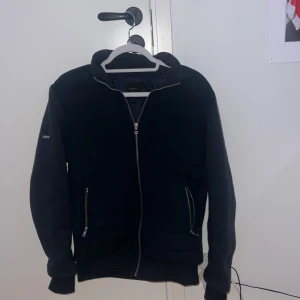 Superdry cardigan S - En snygg och perfekt jacka till nu när det är höst, Cardiganen är i 8/10 i skick. Det beror mest bara på att jag har använt den lite. Pris kan diskuteras😊