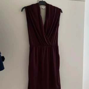 Vinröd klänning  - Medellång klänning, vinröd, oanvänd!!