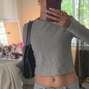 Stella McCartney  - säljer denna super snygga väskan, det står Stella McCartney på men osäker på om den är äkta. Skriv för fler bilder 🩷🩷🩷🩷